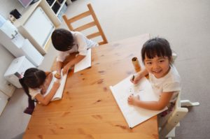 保育園と学童保育の違いとは？ 特徴・給料・メリットとデメリット