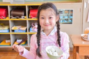 子どもが給食を食べてくれないときの介助のコツ