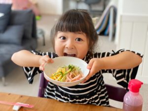 子どもが給食を食べてくれないときの介助のコツ